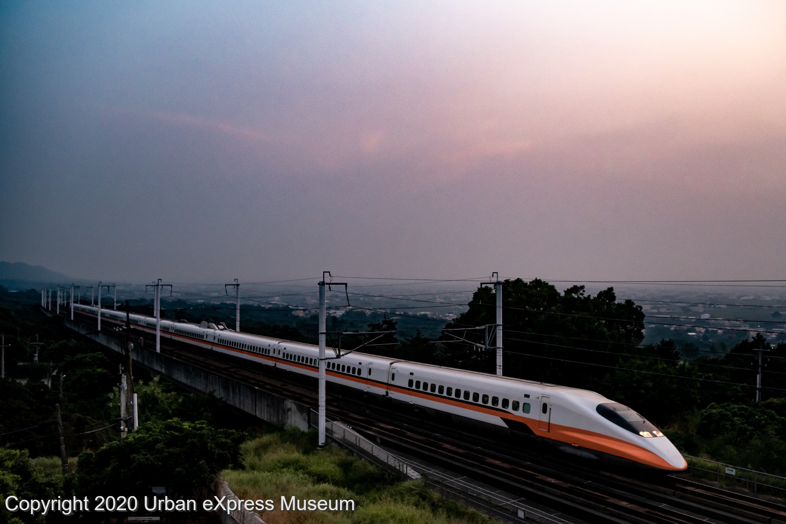 夕暮れの台湾を駆ける - Urban eXpress Museum